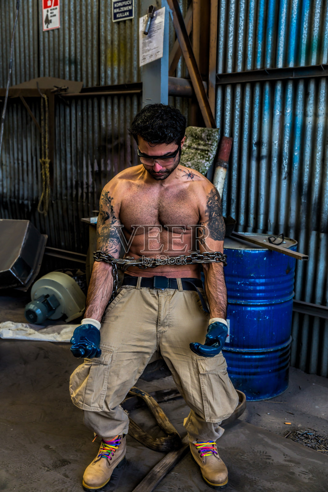 肌肉发达的钢铁工人与链照片摄影图片