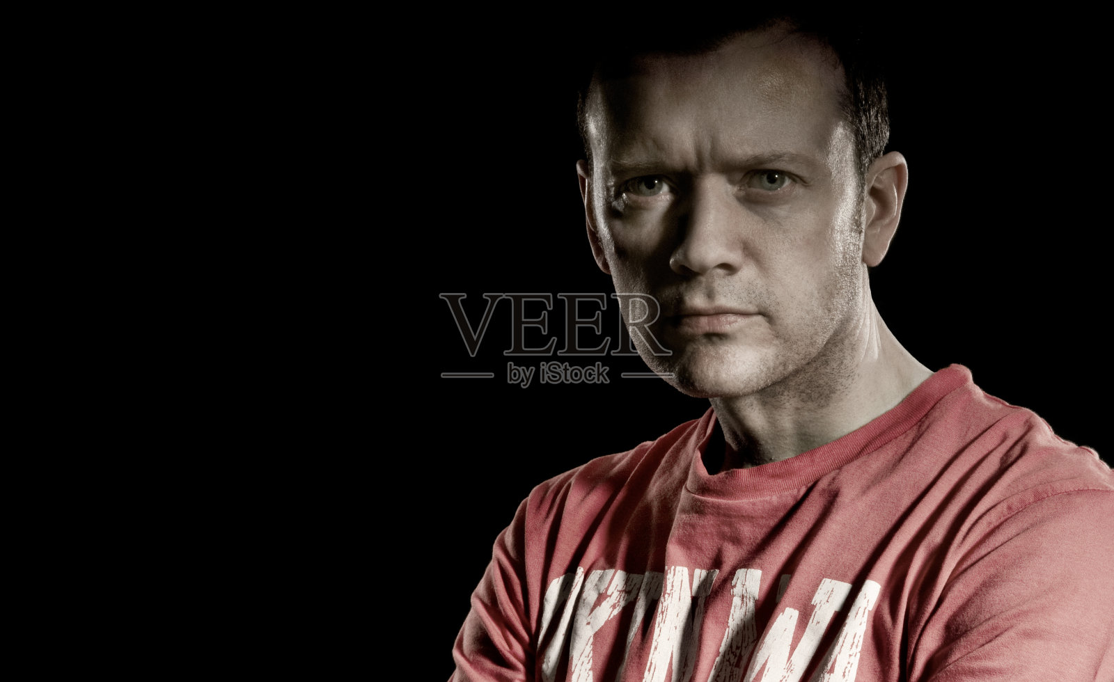 阴影下的严肃男人照片摄影图片