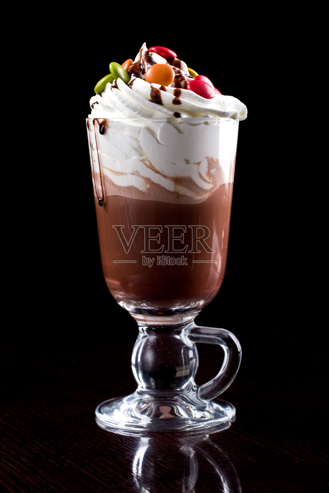 卡布奇诺和彩色糖果照片摄影图片