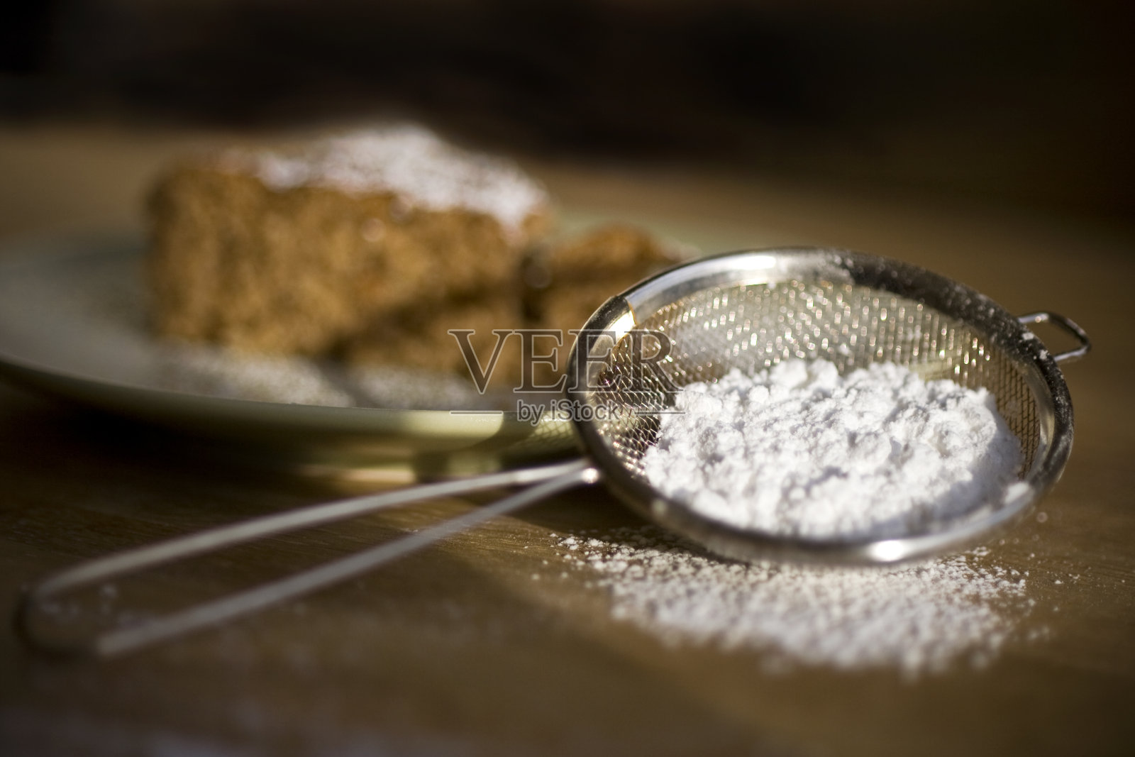 筛和蛋糕切片照片摄影图片