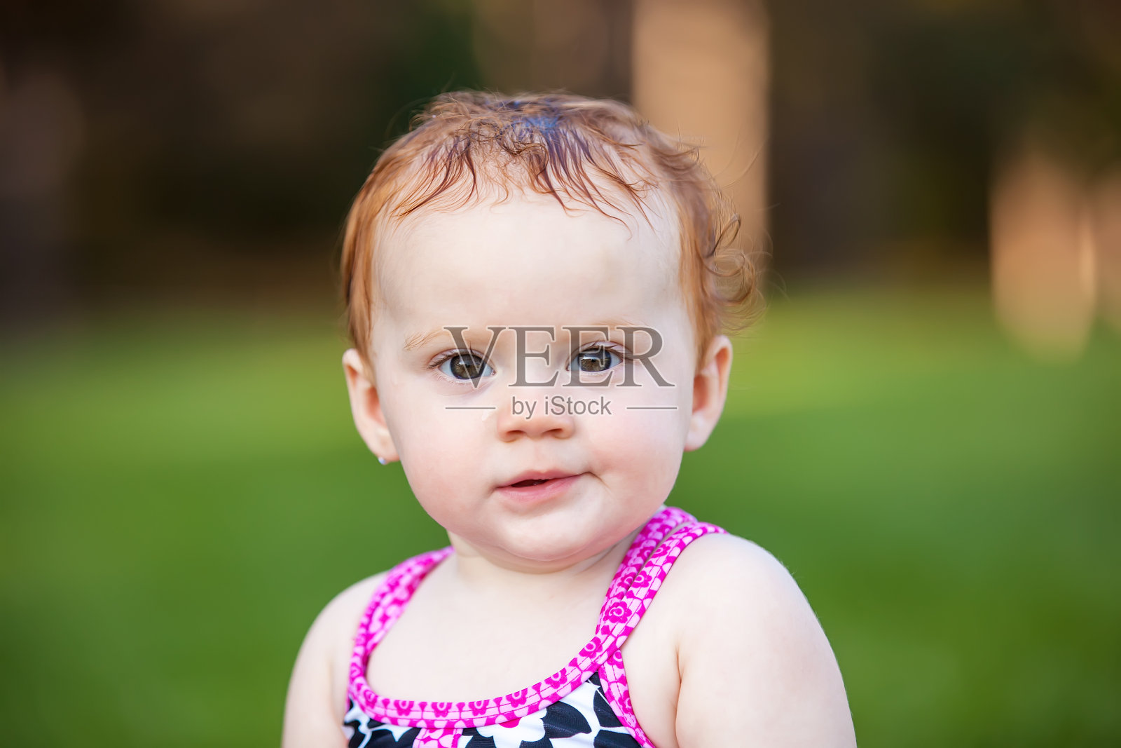 穿着泳衣的小女孩的特写照片摄影图片