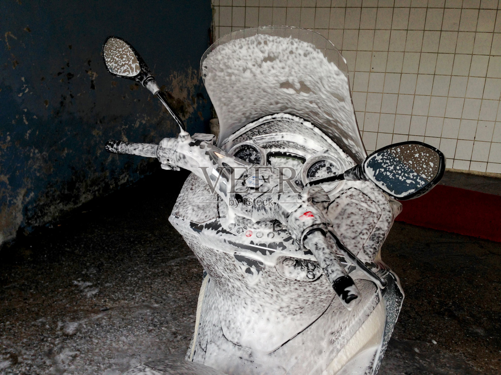 摩托车的特写是在车库用泡沫清洗照片摄影图片