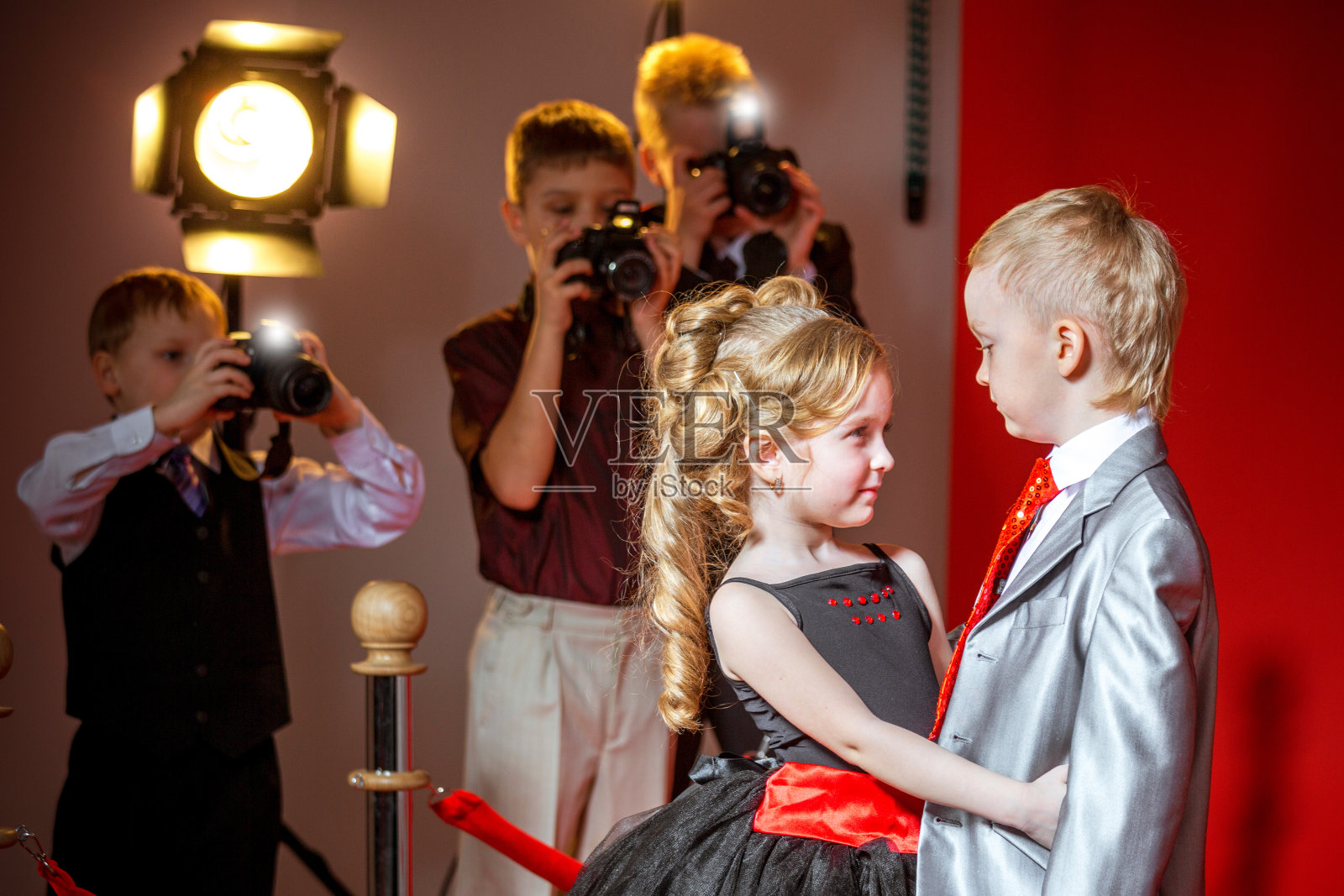 可爱的小情侣照片摄影图片