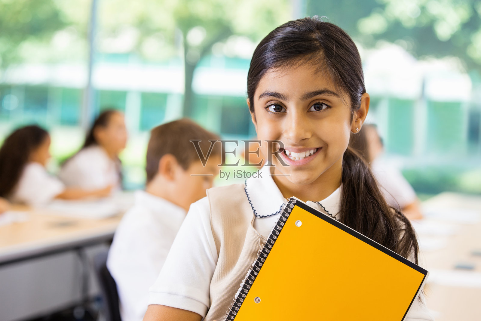 穿着校服的中东学生在教室里照片摄影图片