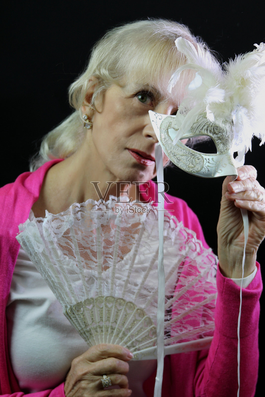 准备参加化装舞会的年长女兵照片摄影图片