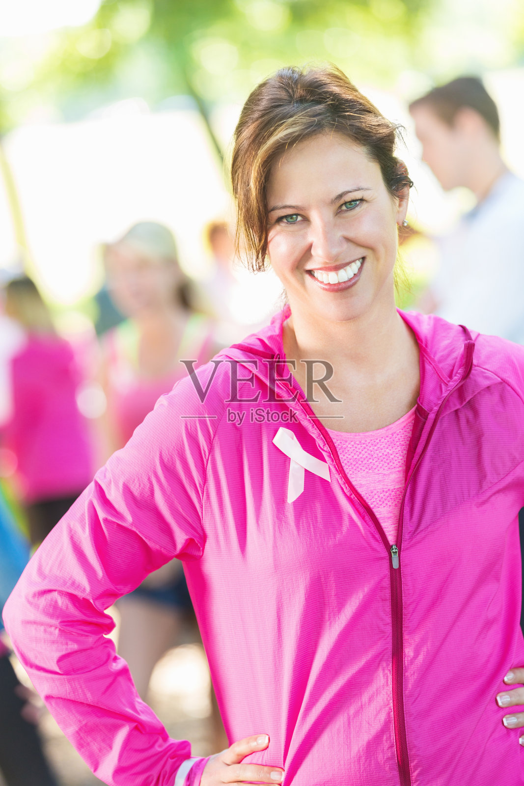 成熟的女人在乳腺癌意识慈善比赛微笑照片摄影图片