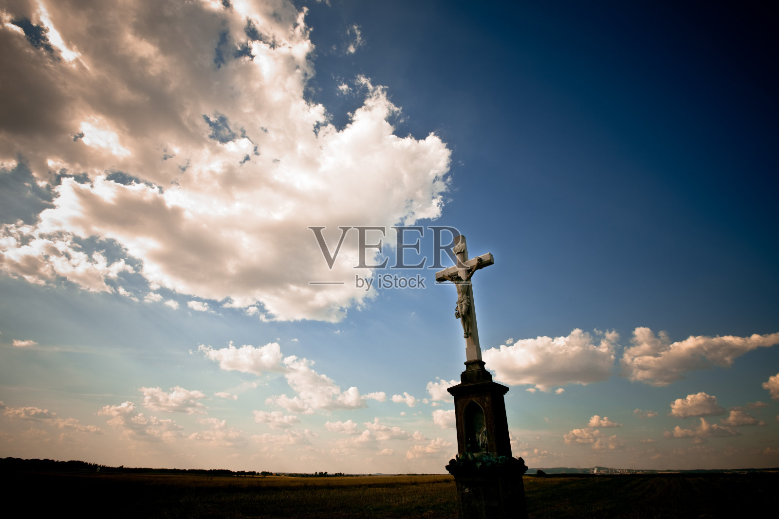 在有云的天空下穿过照片摄影图片