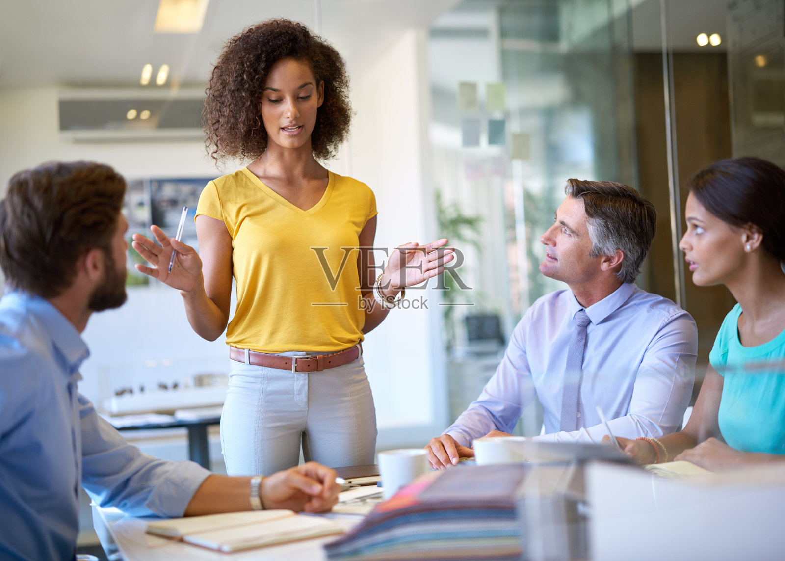 她引起了他们的注意照片摄影图片
