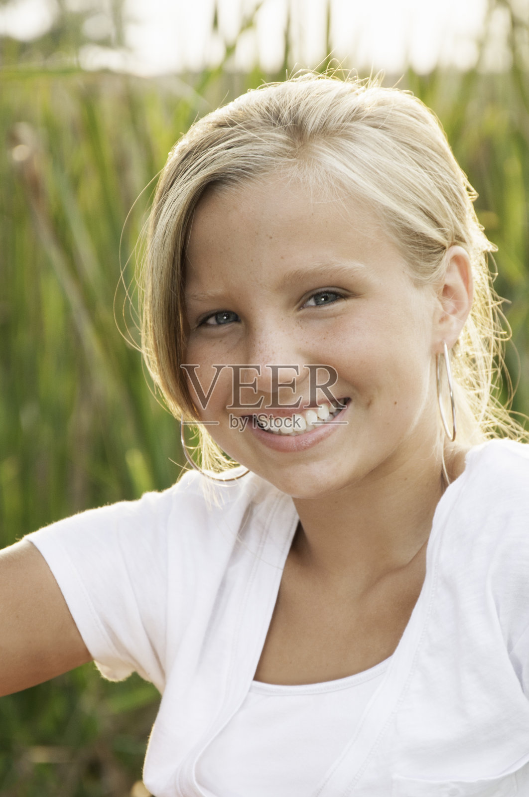 美丽的金发少女户外高草照片摄影图片