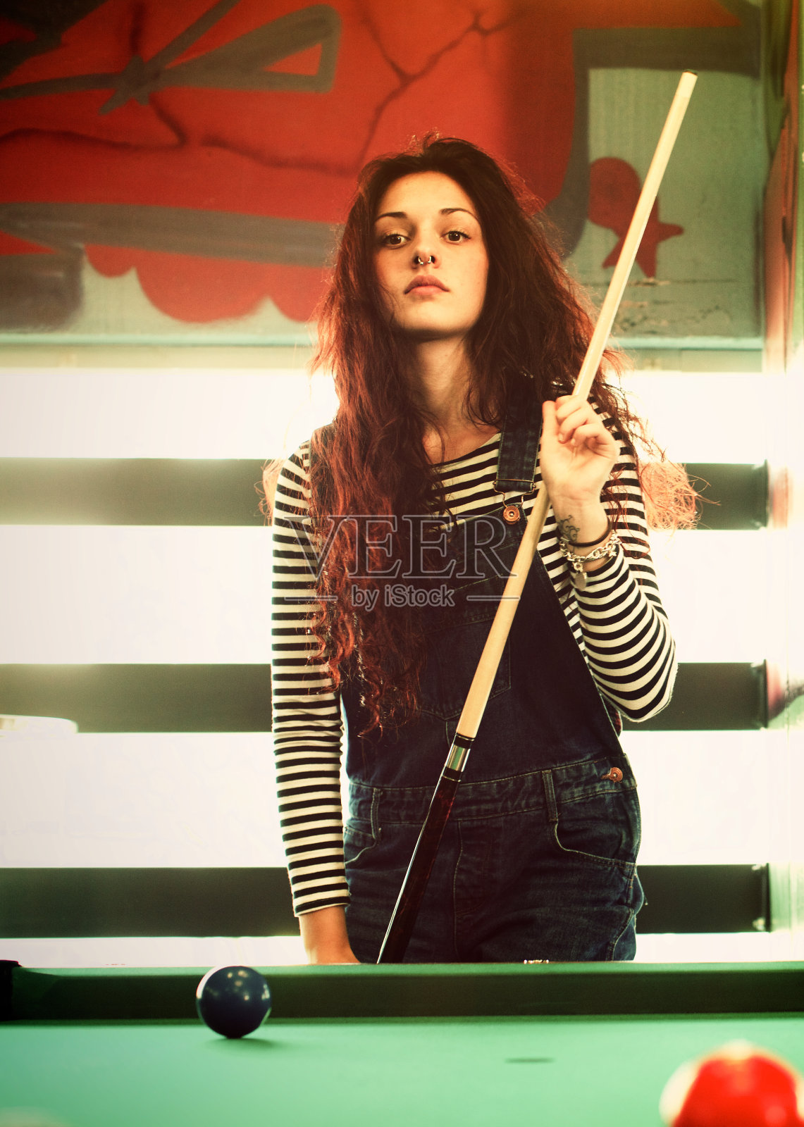 一个打台球的年轻女人的肖像照片摄影图片
