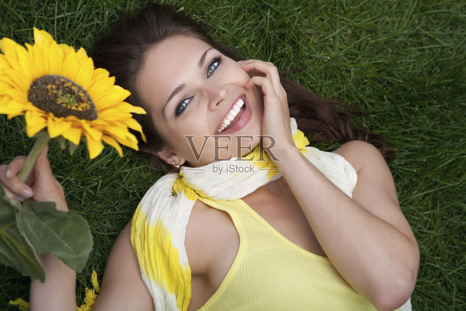 美丽快乐的女性捧着向日葵照片摄影图片