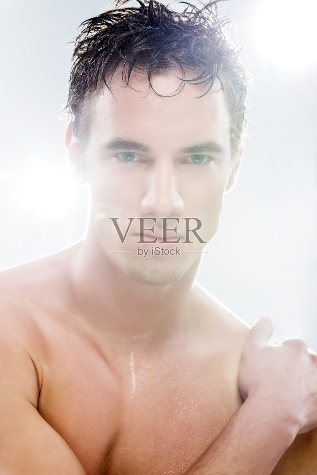 男模特淋浴后。照片摄影图片