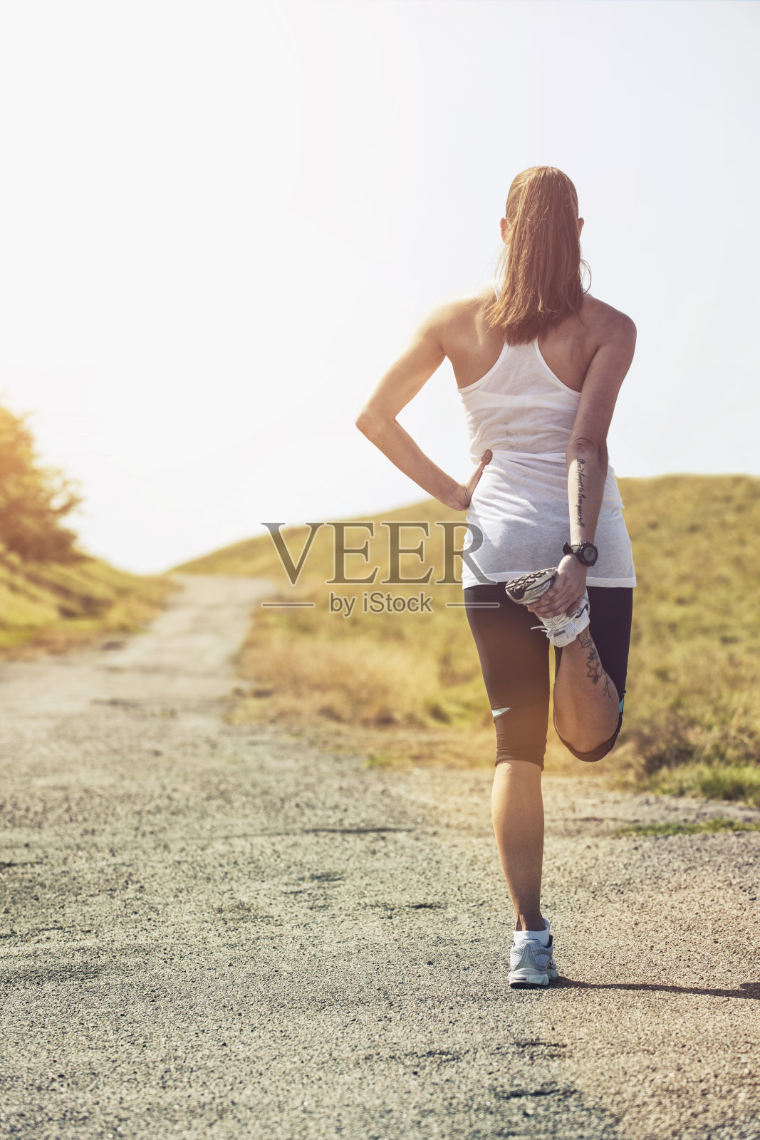 女人在户外跑步前伸展照片摄影图片