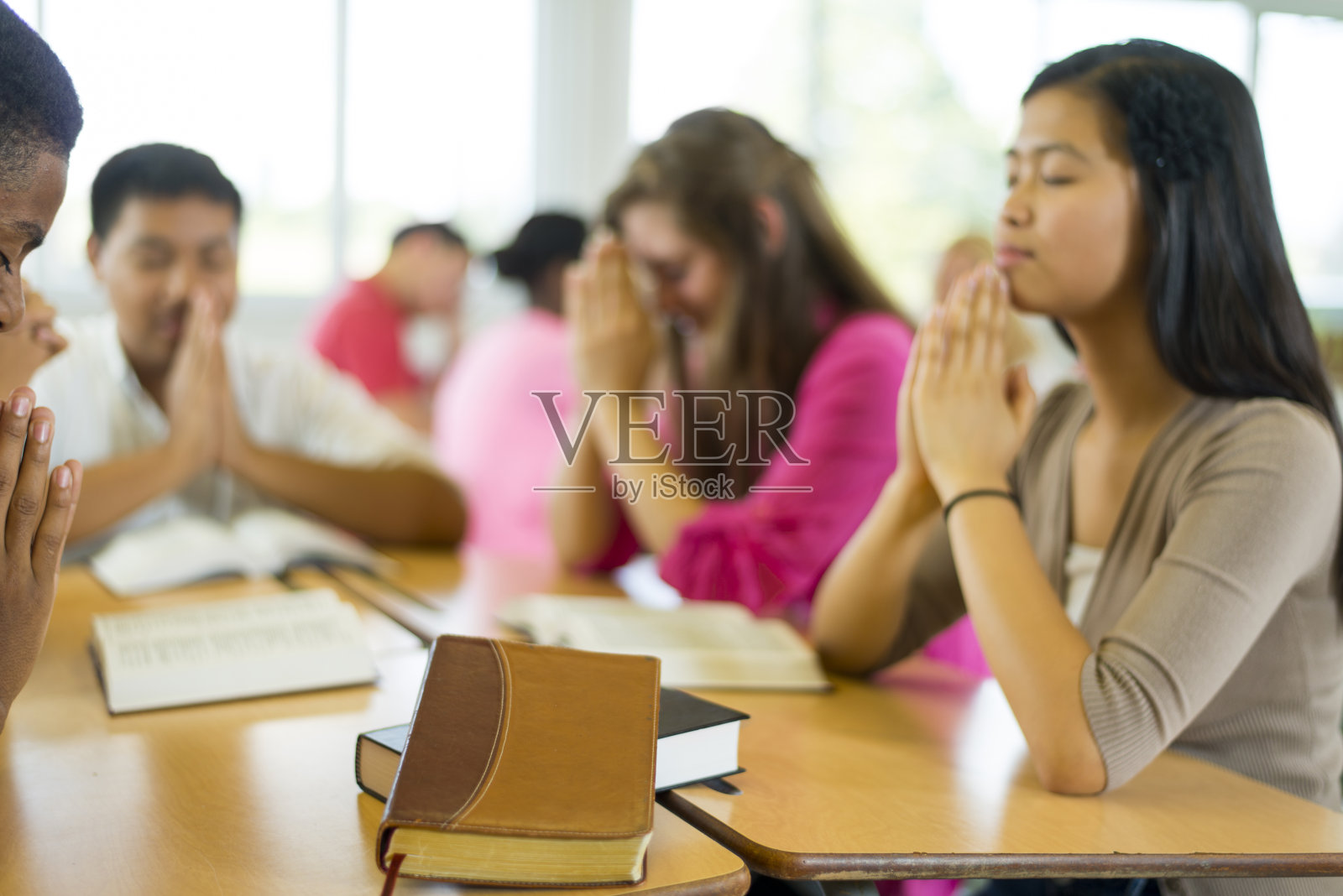学习圣经照片摄影图片