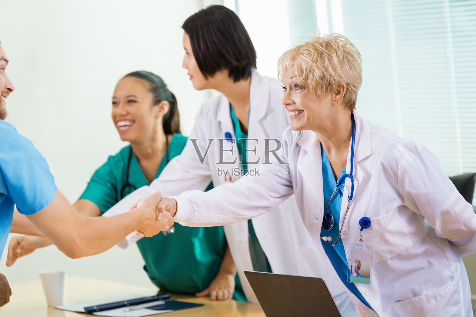 护士和医生在员工会议上握手照片摄影图片