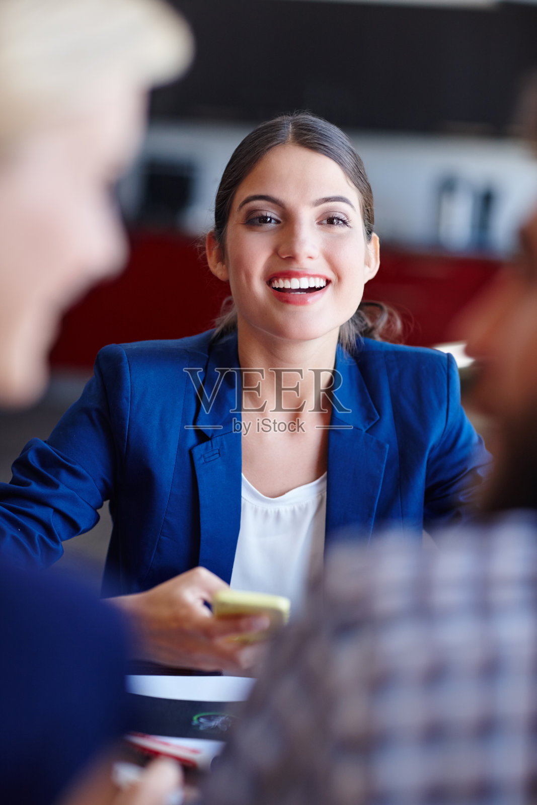 她是一个有抱负的年轻专业人士照片摄影图片