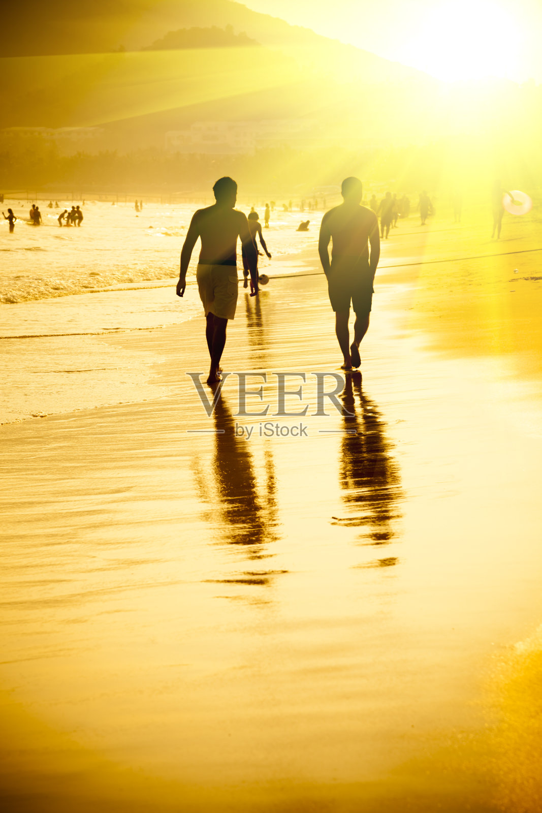 在海滩上散步的人照片摄影图片