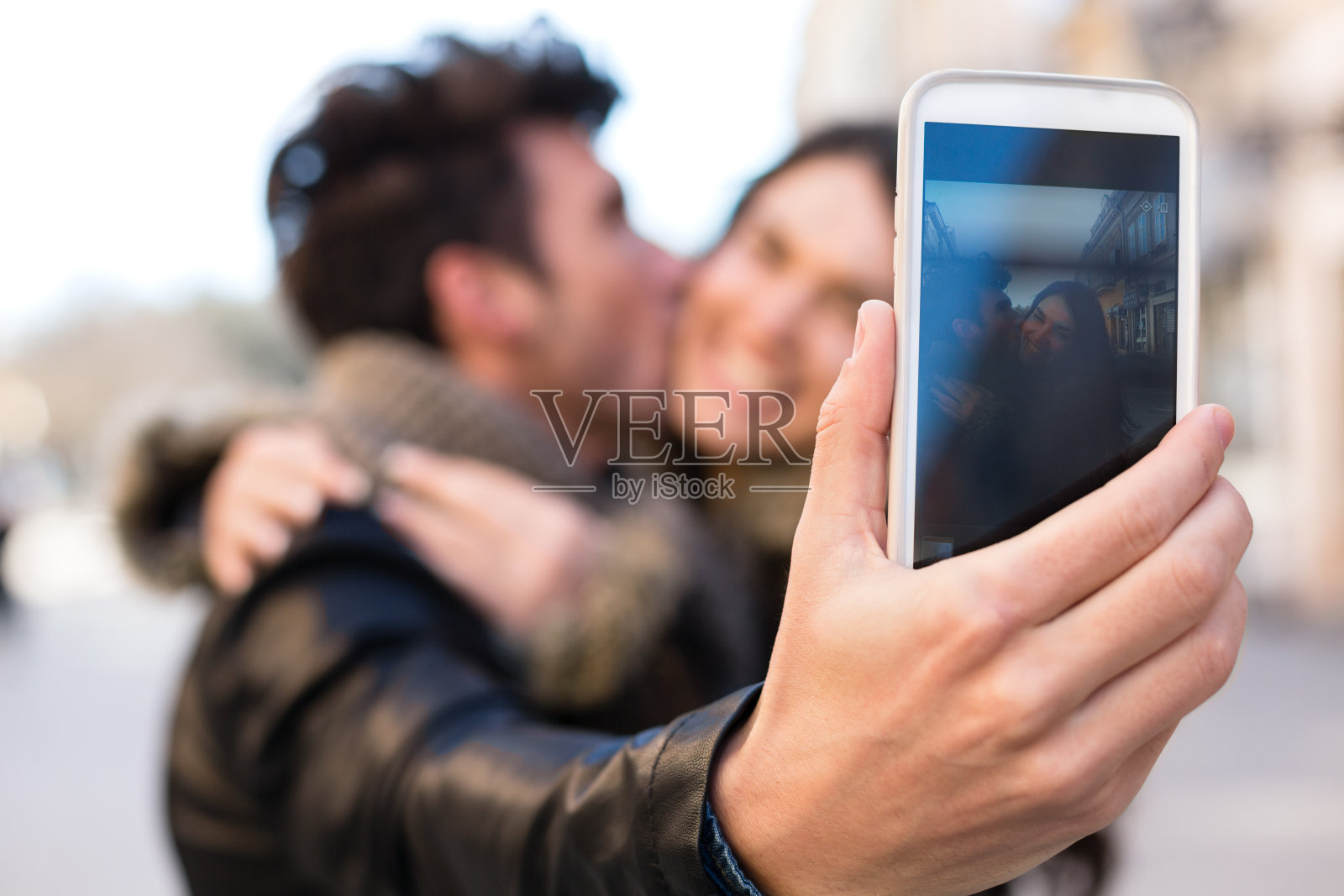 情侣用手机自拍。照片摄影图片