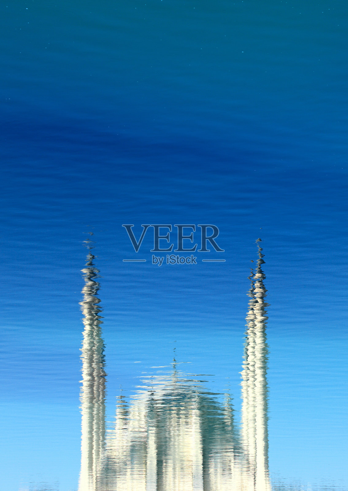 土耳其、阿达纳、Reflection Sabanci中央清真寺和Seyhan河照片摄影图片