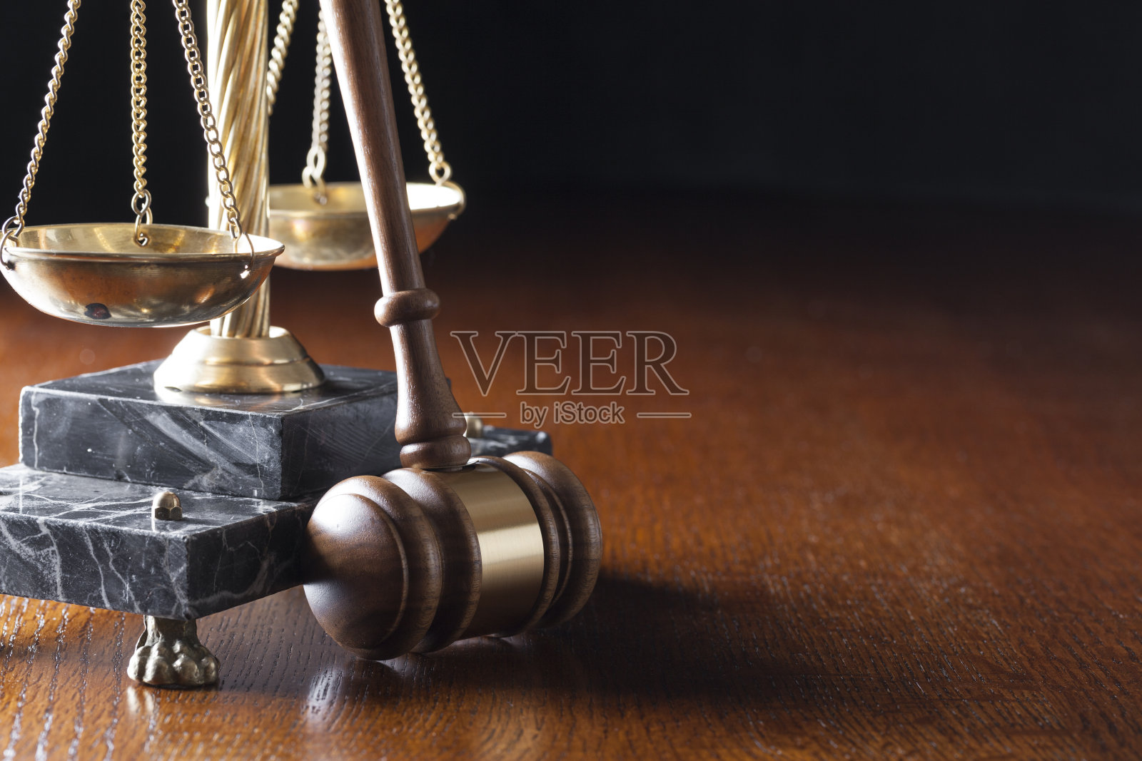 正义的木槌和天平照片摄影图片