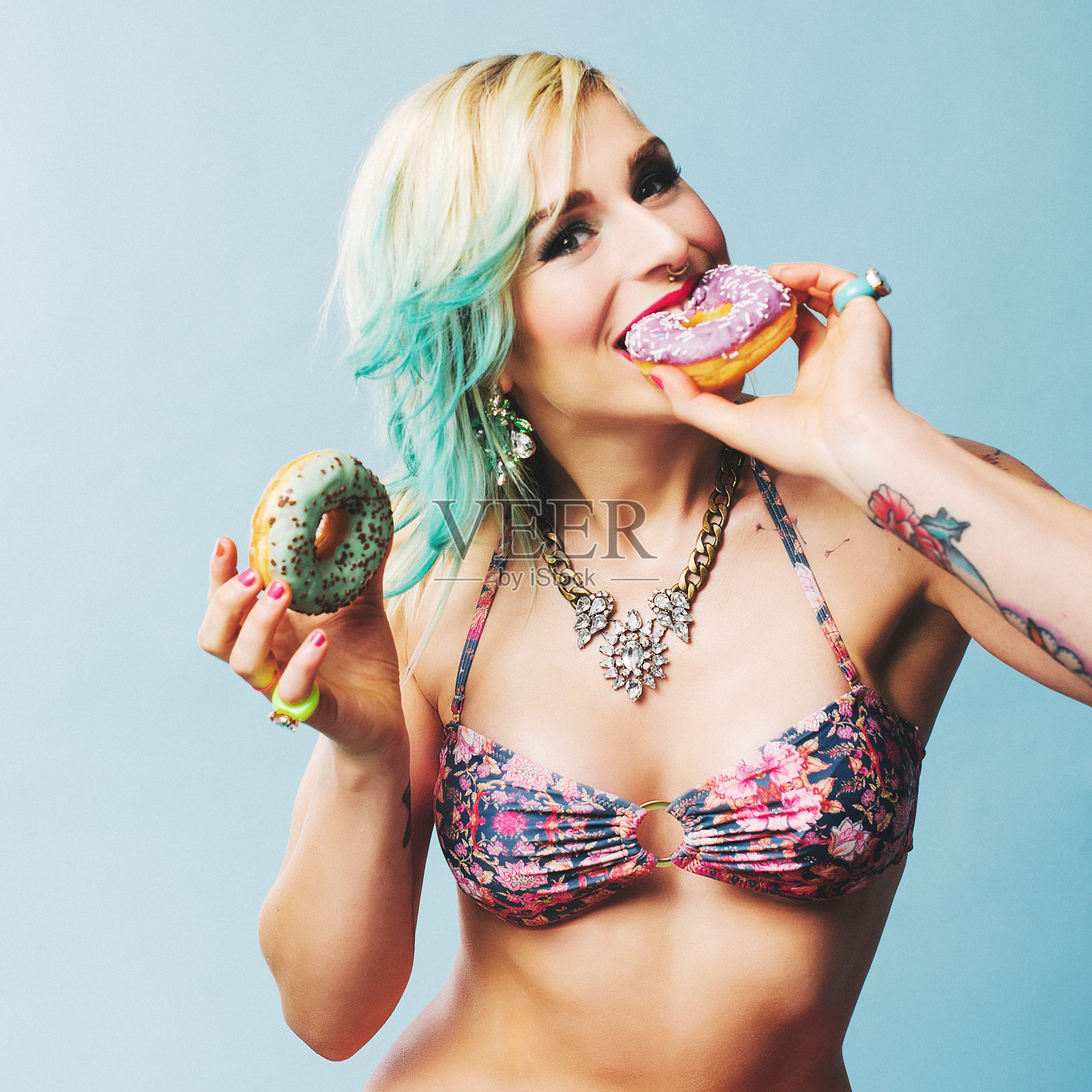 穿着比基尼和甜甜圈的女人照片摄影图片