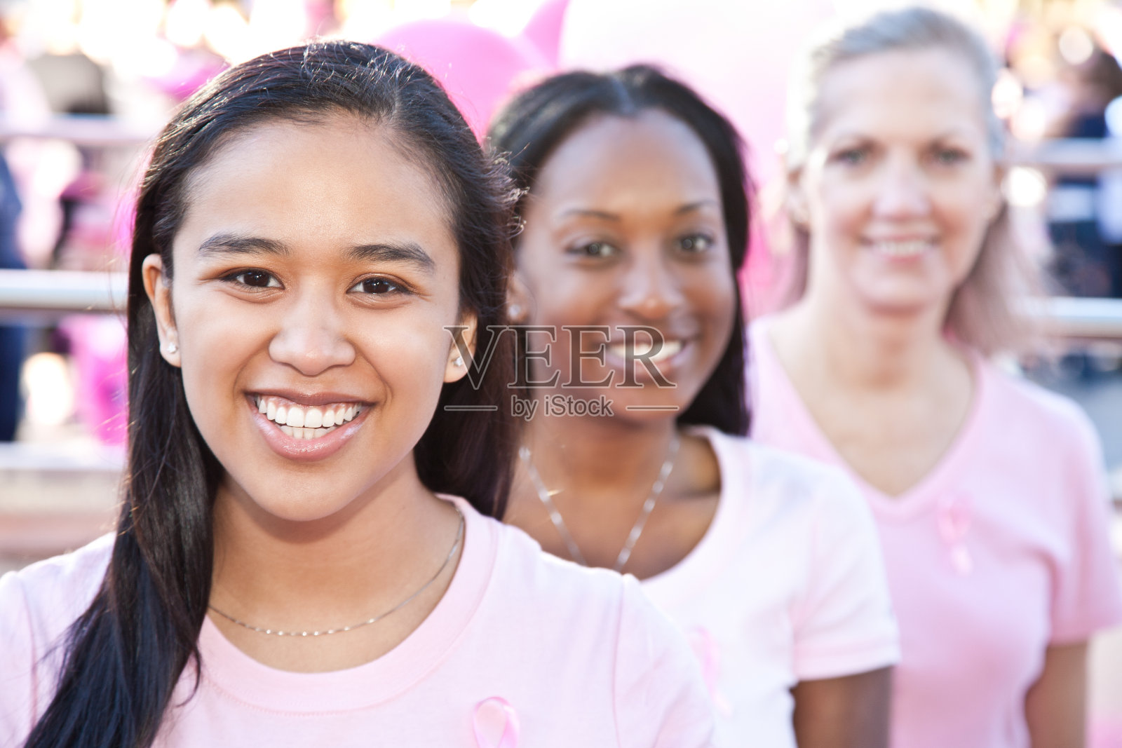 在乳腺癌意识活动上微笑的女性照片摄影图片