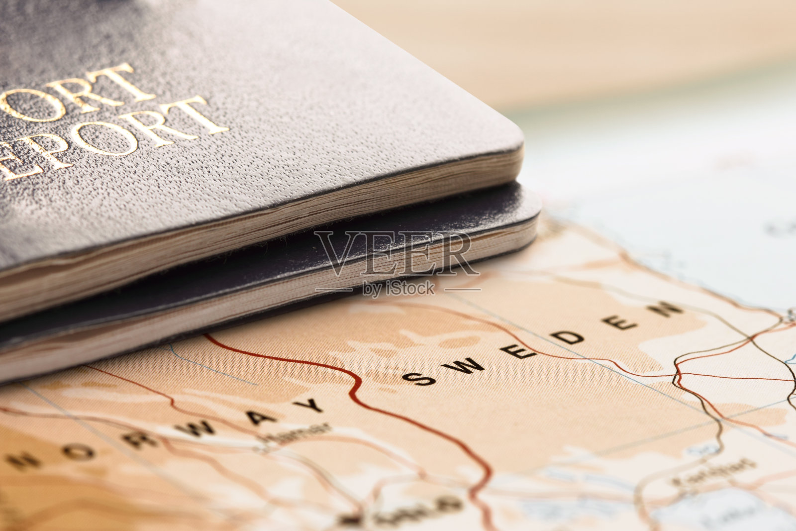 瑞典的目的地。地图上的两本护照。旅行的概念。照片摄影图片