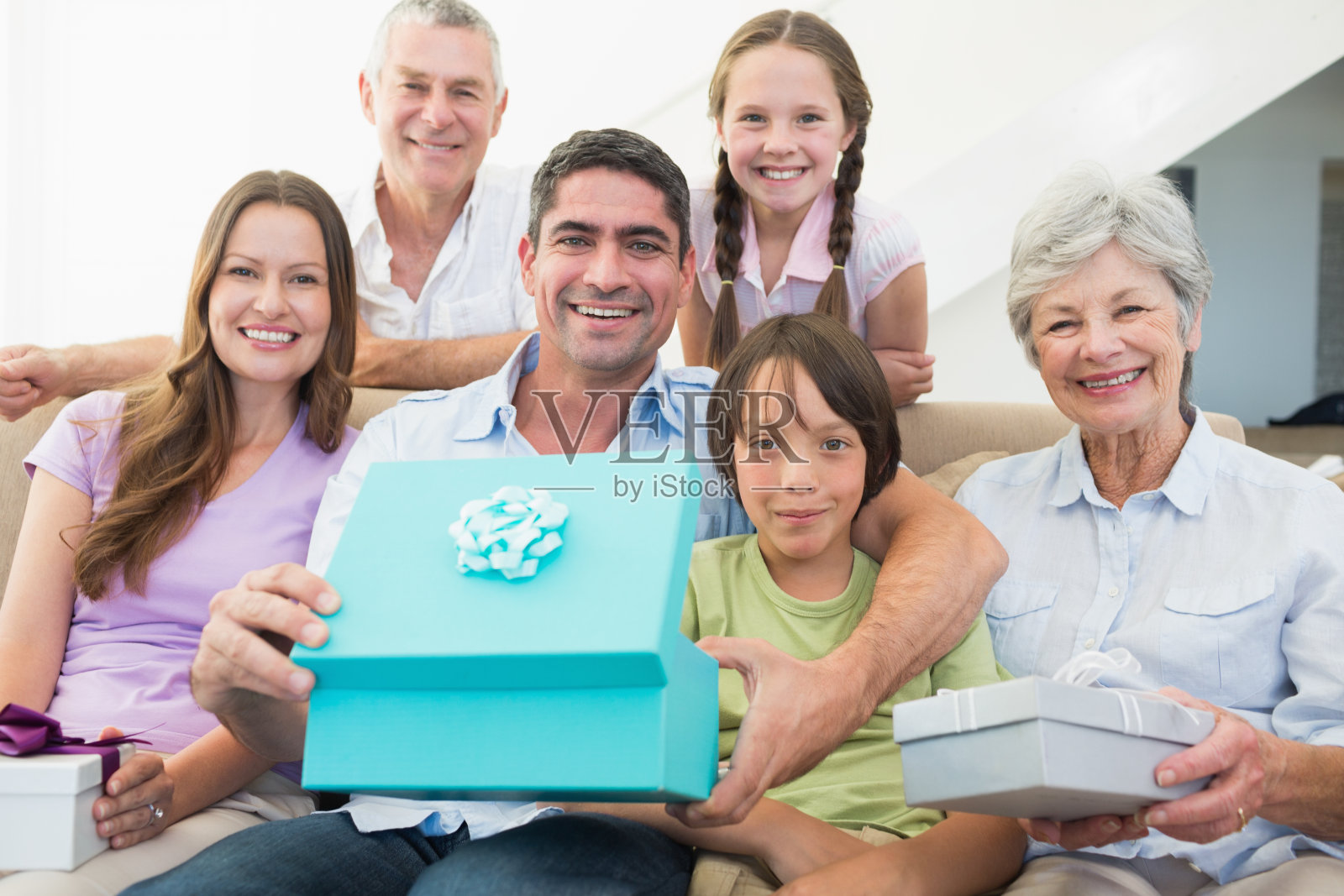 快乐的爷爷奶奶，父母和孩子们带着礼盒照片摄影图片