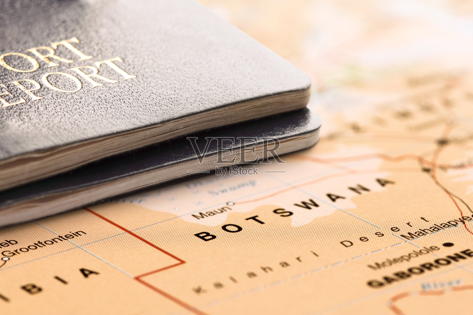 目的地博茨瓦纳。地图上的两本护照。旅行概念。照片摄影图片