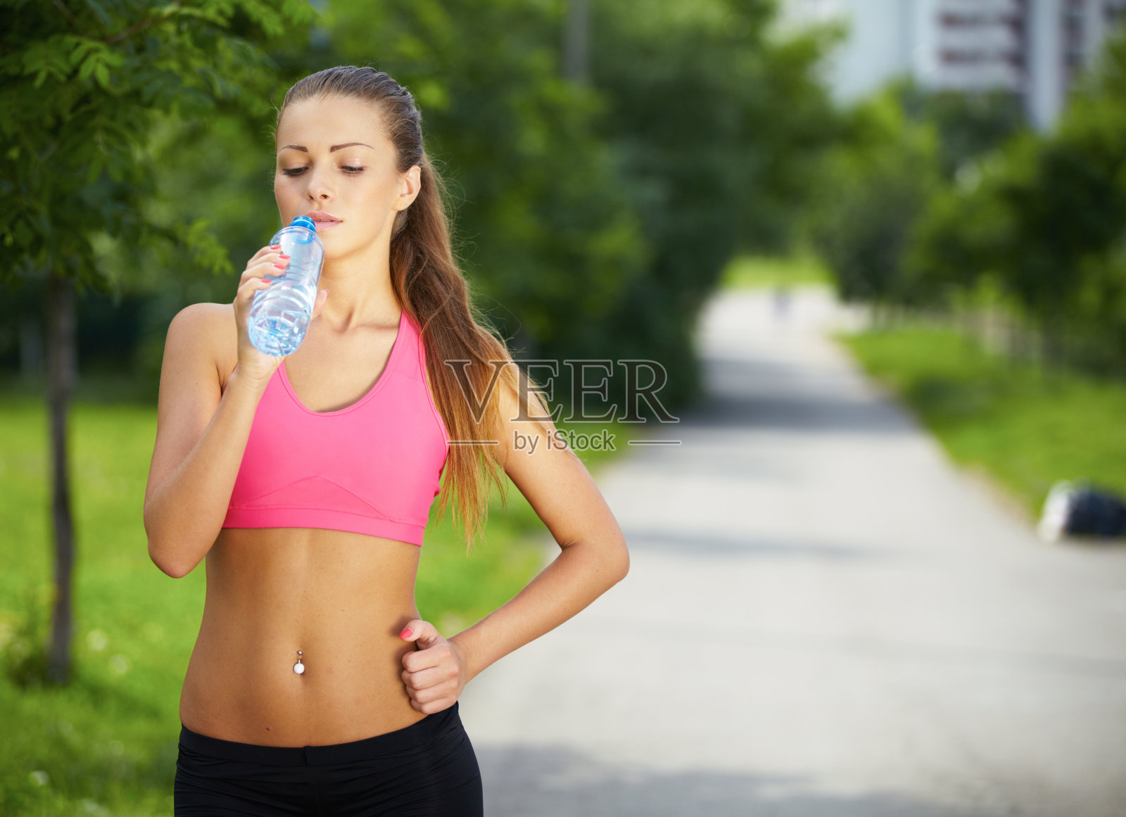 感觉健康和快乐!照片摄影图片