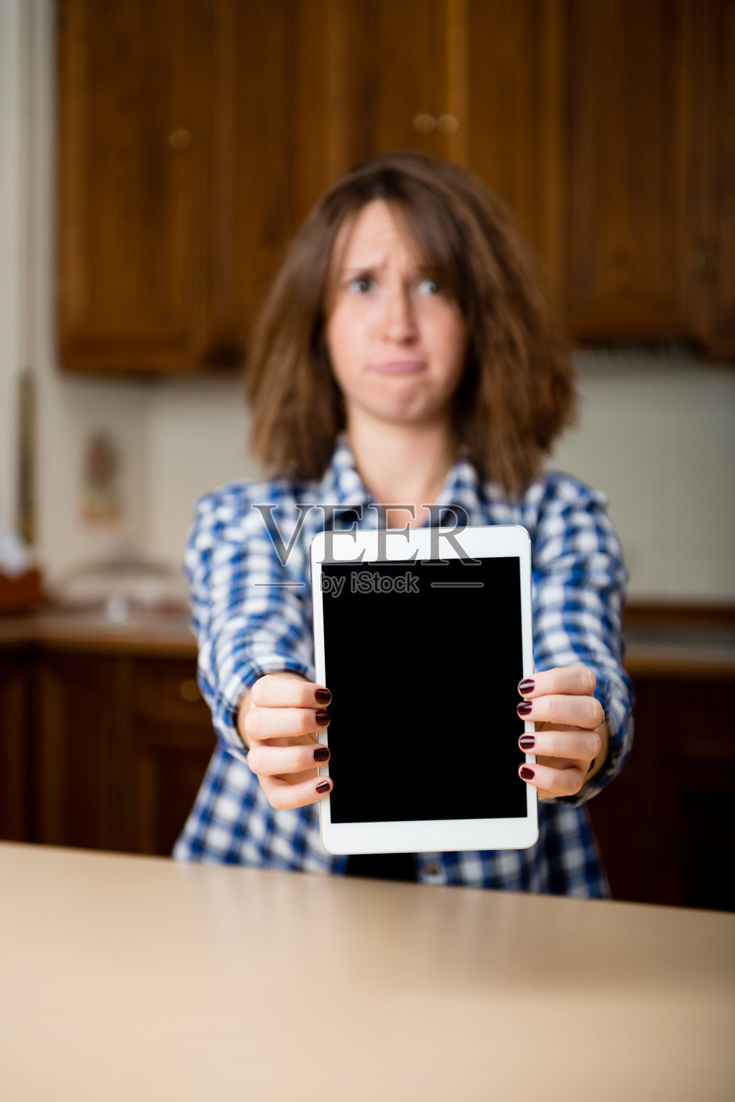 年轻女子用数码平板电脑照片摄影图片