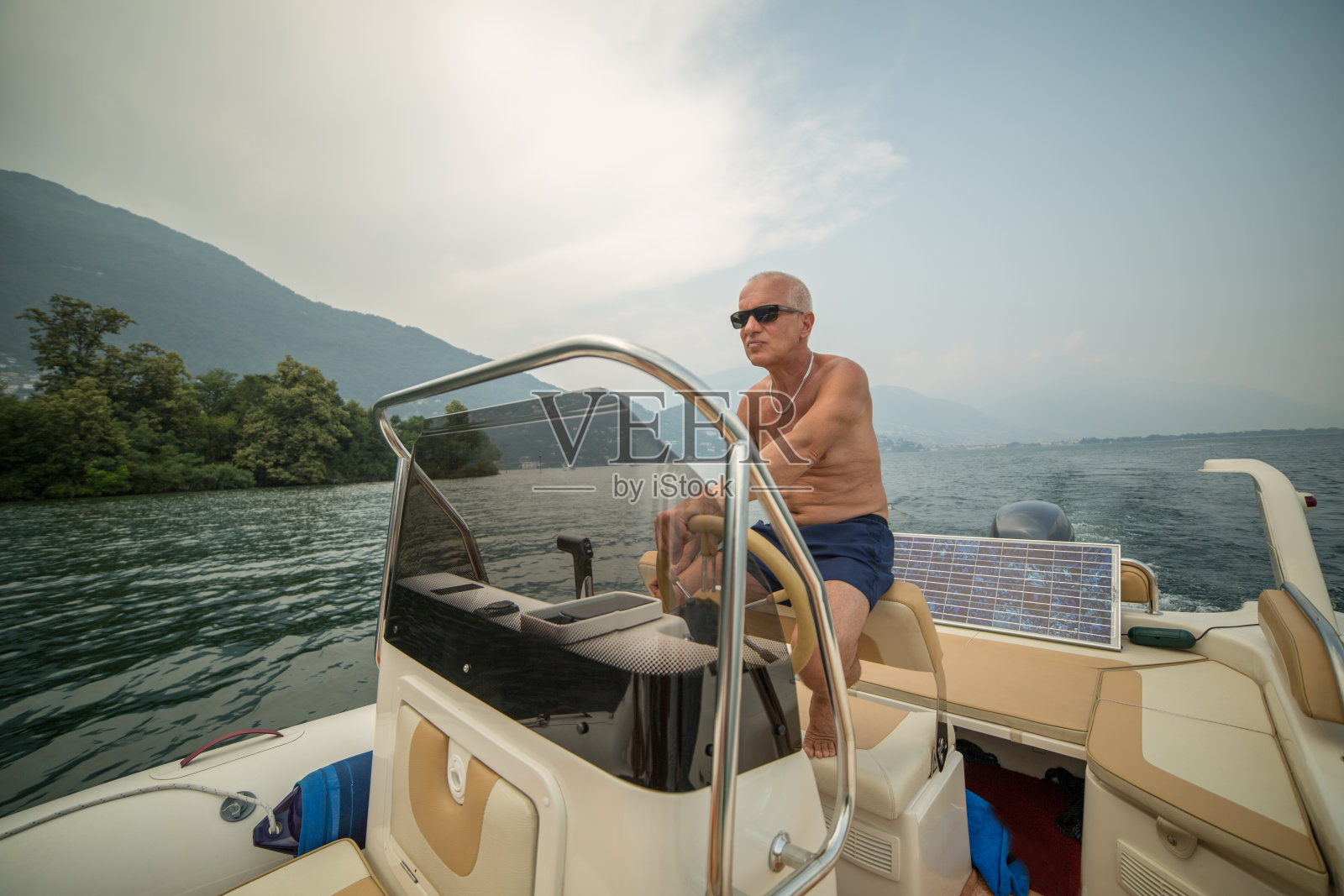 夏季在湖上驾驶的船长照片摄影图片
