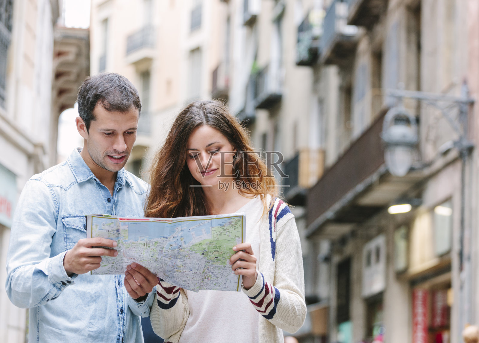 巴塞罗那的地图阅读照片摄影图片