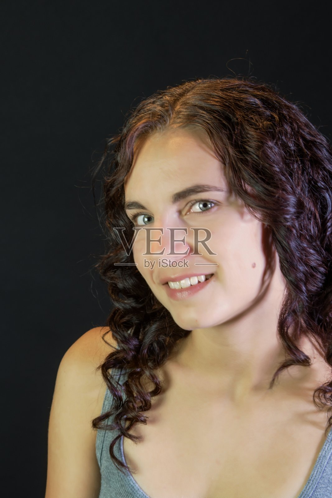 微笑的青少年女性在背心照片摄影图片