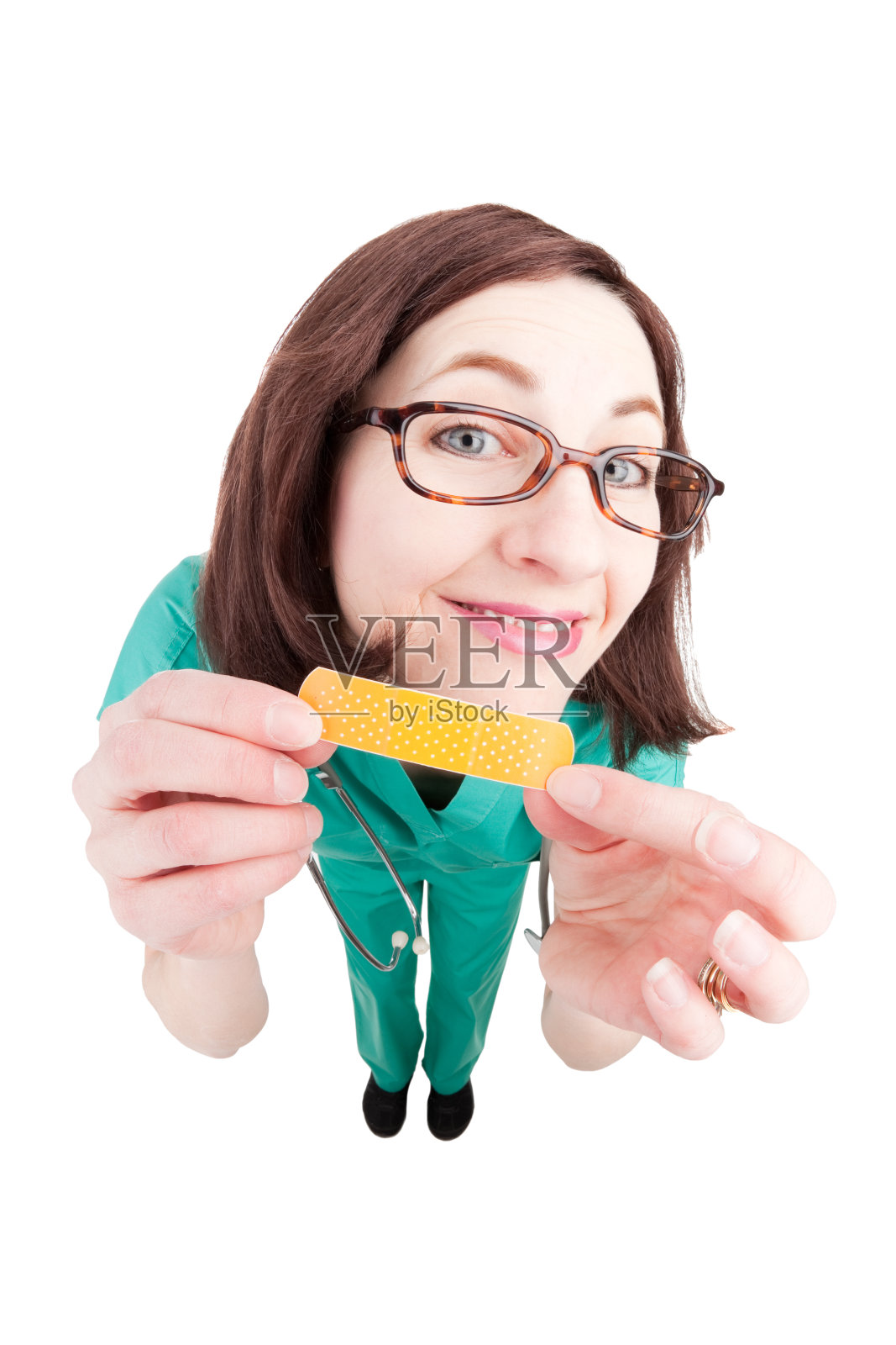 快乐的鱼眼护士拿着绷带照片摄影图片