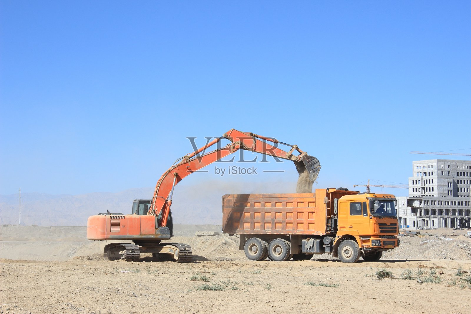 挖掘机和卡车照片摄影图片