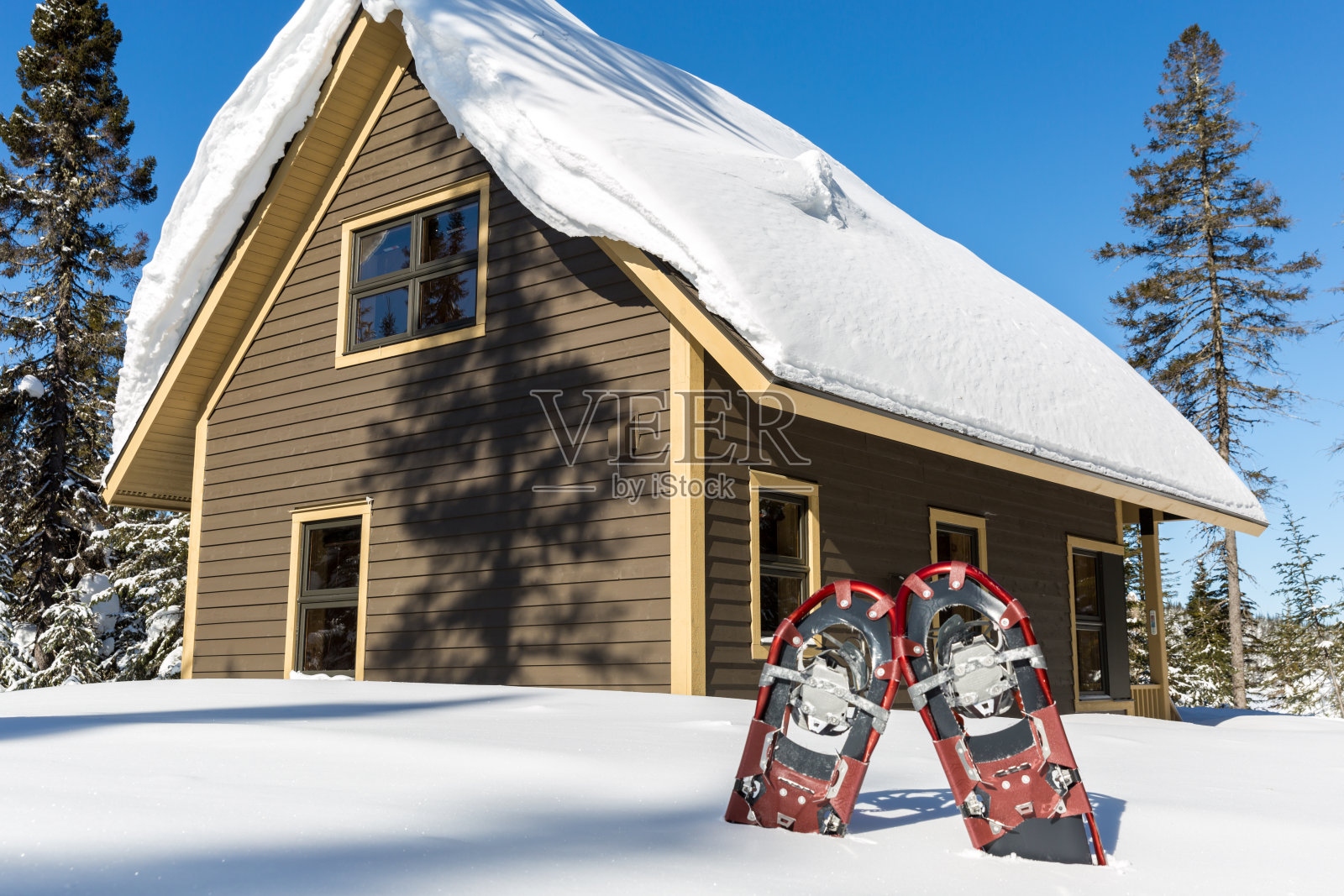 雪鞋种在雪前的小屋照片摄影图片