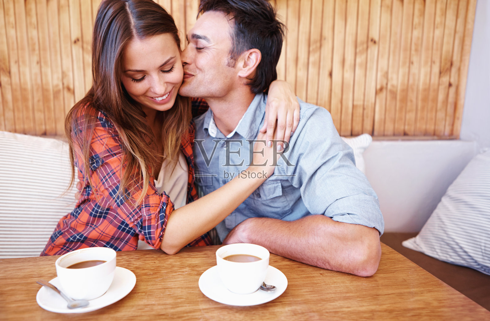 给她一个吻照片摄影图片