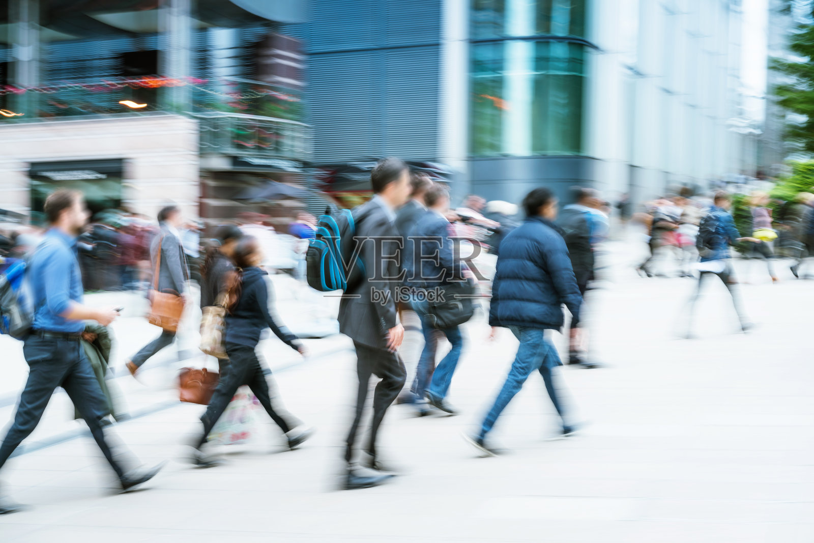 模糊的行人照片摄影图片
