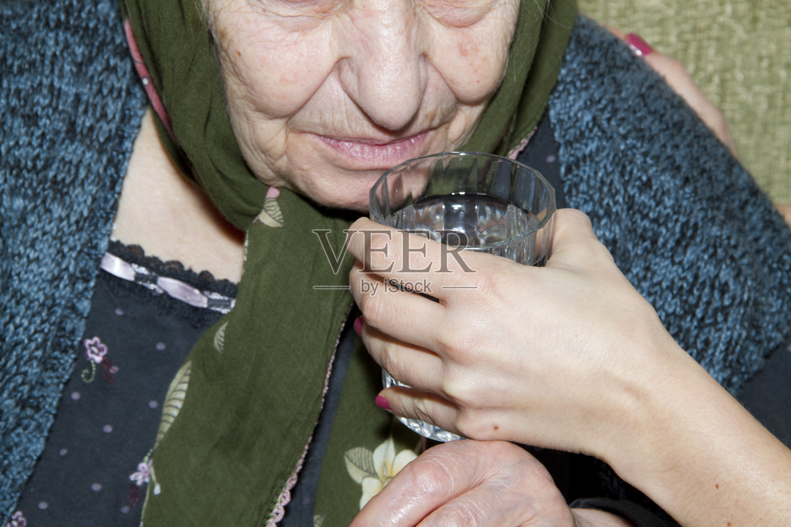 护士的手给病人药物和水照片摄影图片