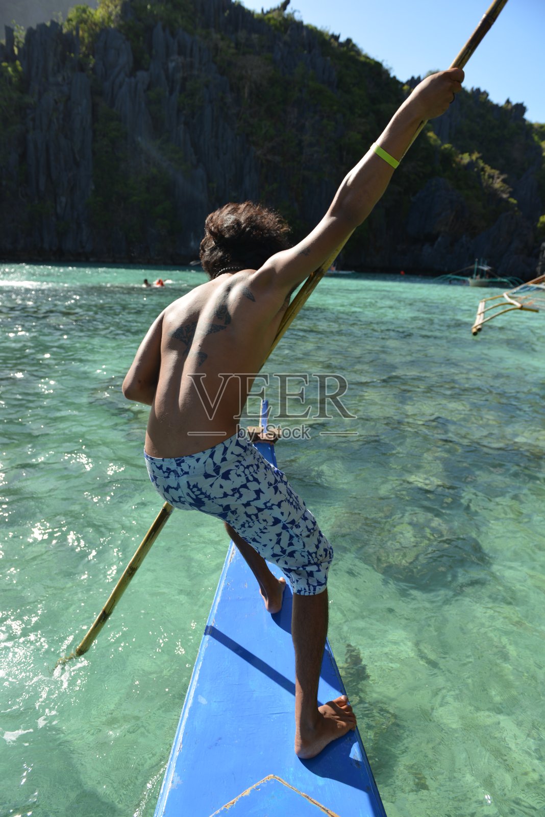 菲律宾人在他的传统班卡船上照片摄影图片