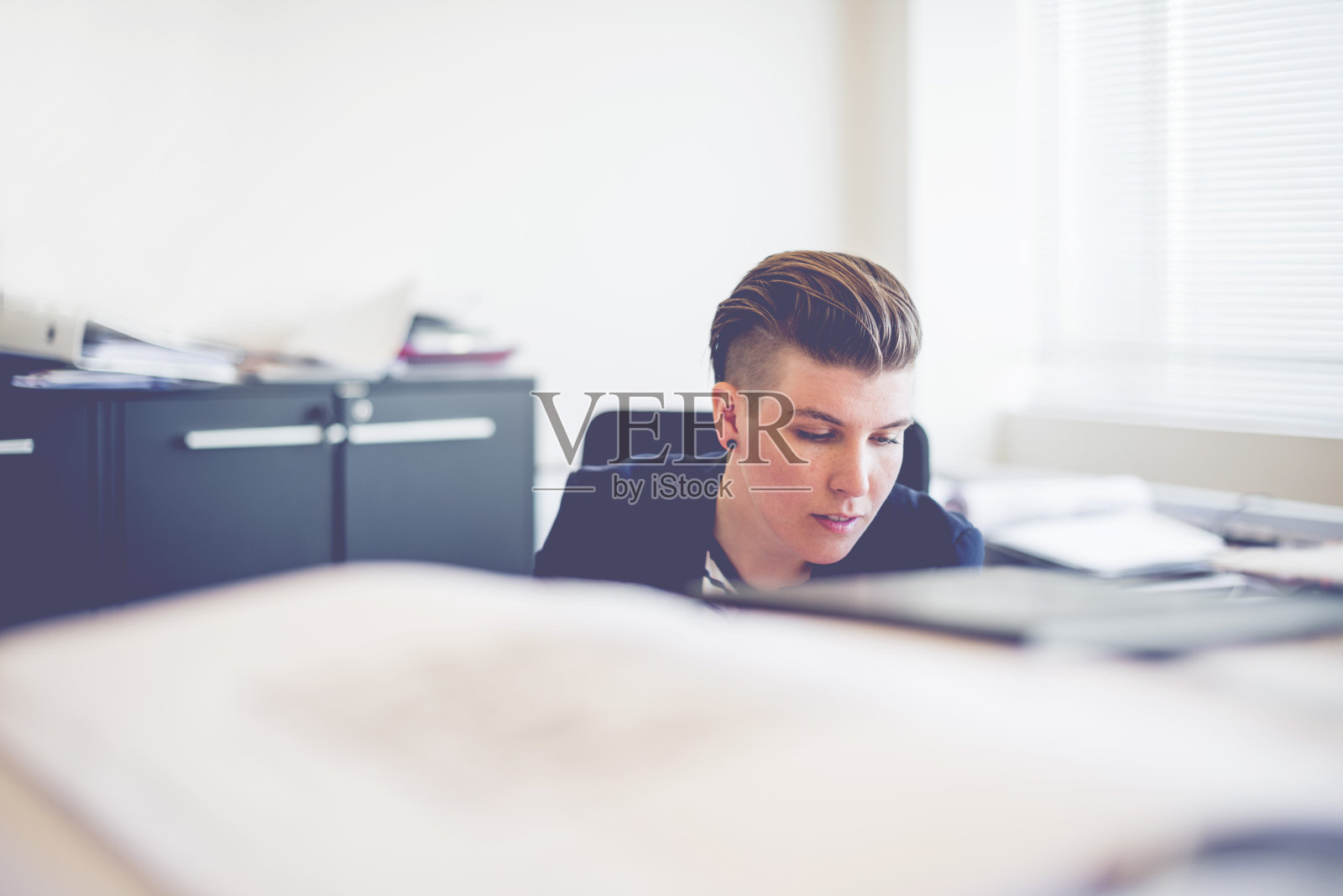 年轻的女商人在办公室工作照片摄影图片