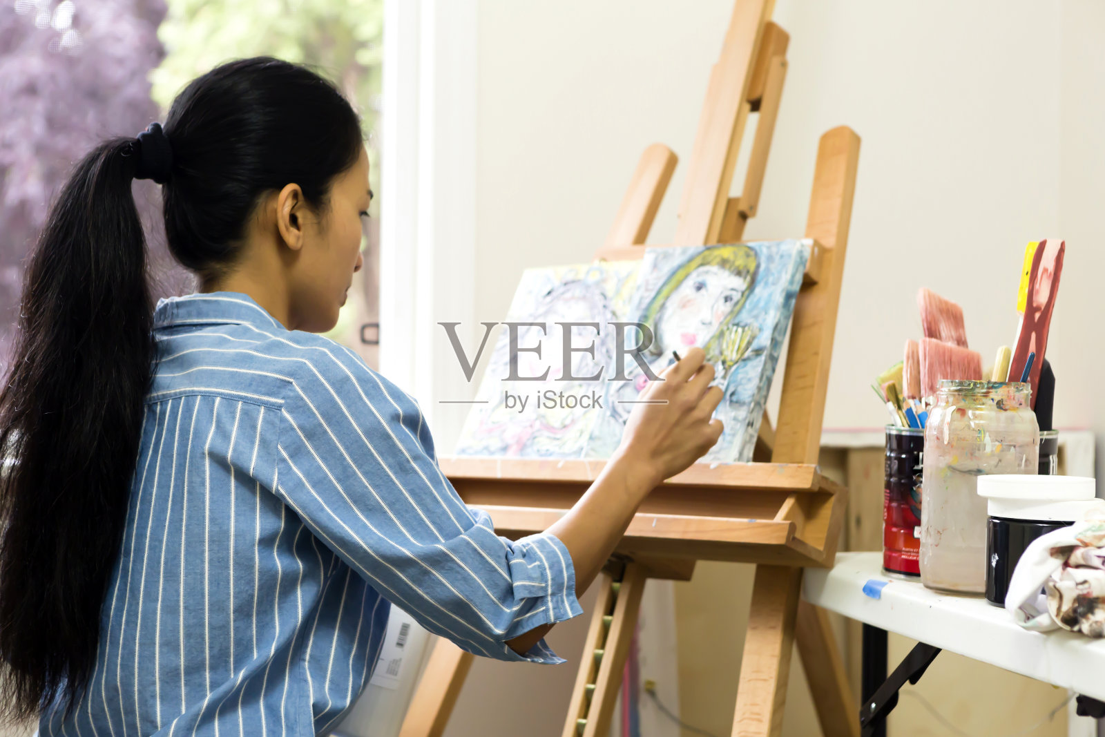 女艺术家油画照片摄影图片