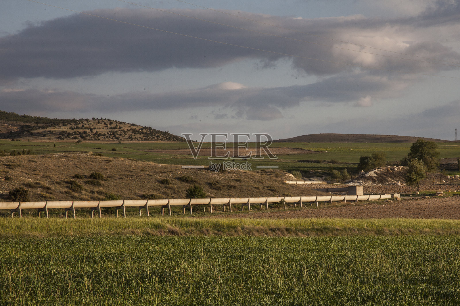 灌溉渠穿过田野照片摄影图片