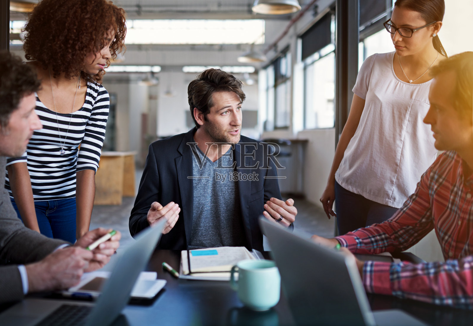 向团队解释细节照片摄影图片
