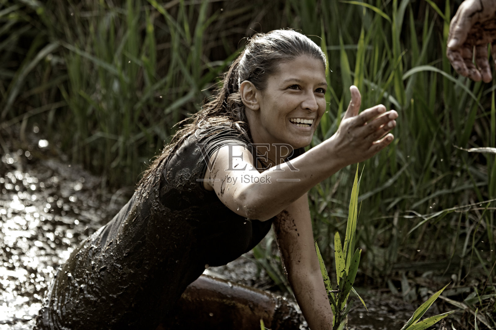 从泥沼中走出来寻求帮助的女人照片摄影图片