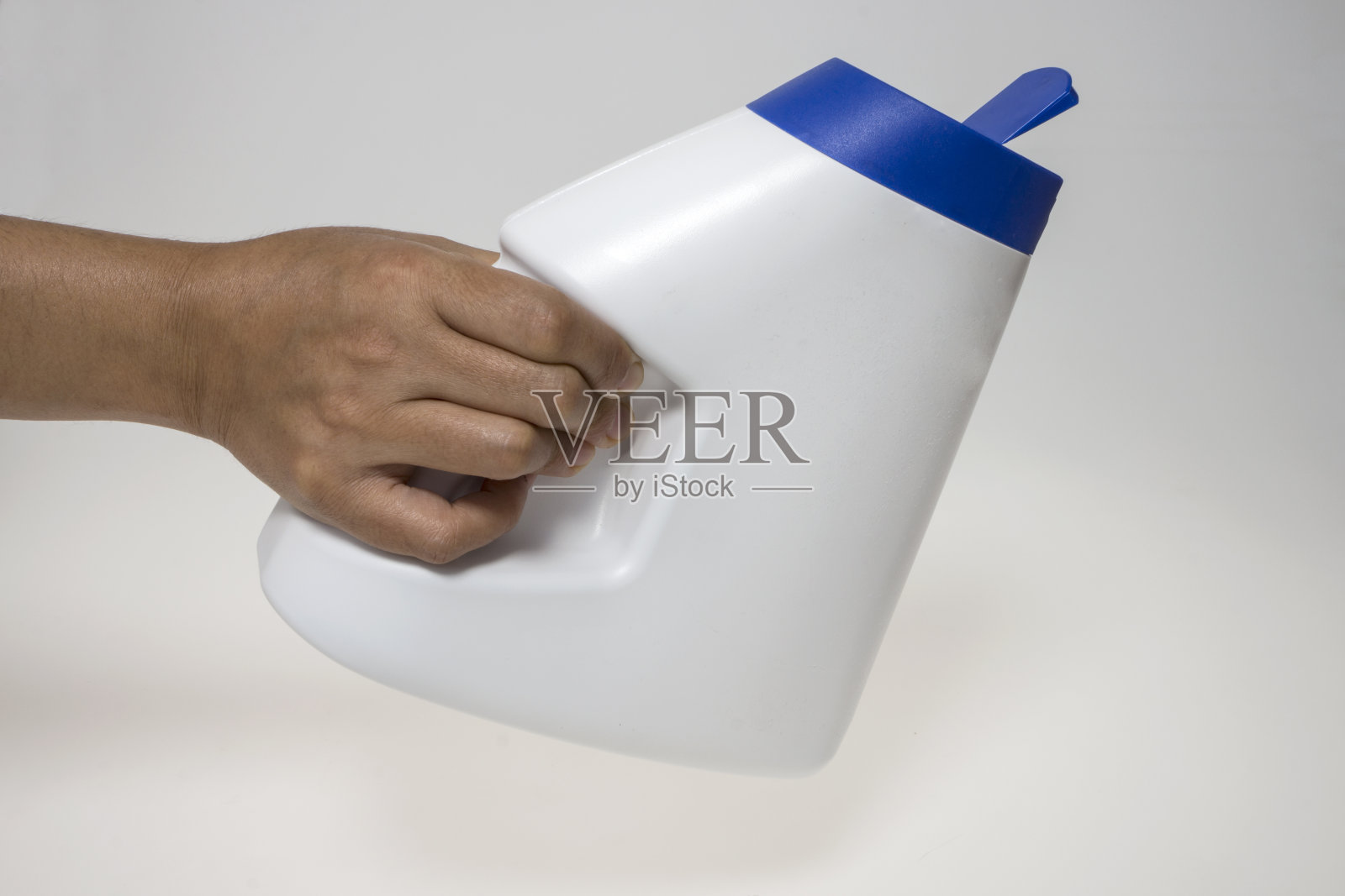 手持洗涤剂照片摄影图片