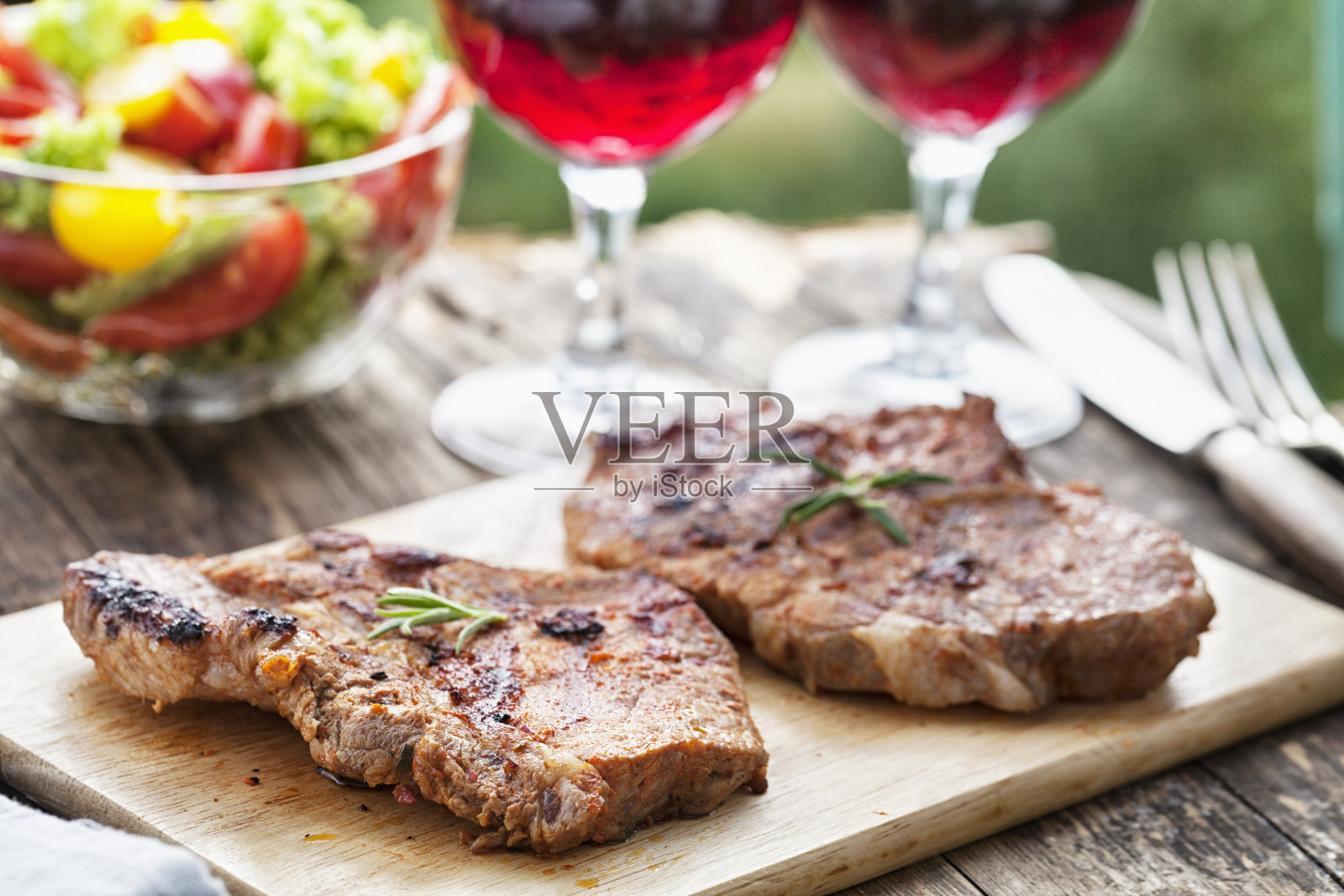 烤猪里脊沙拉和红牢骚花园派对照片摄影图片