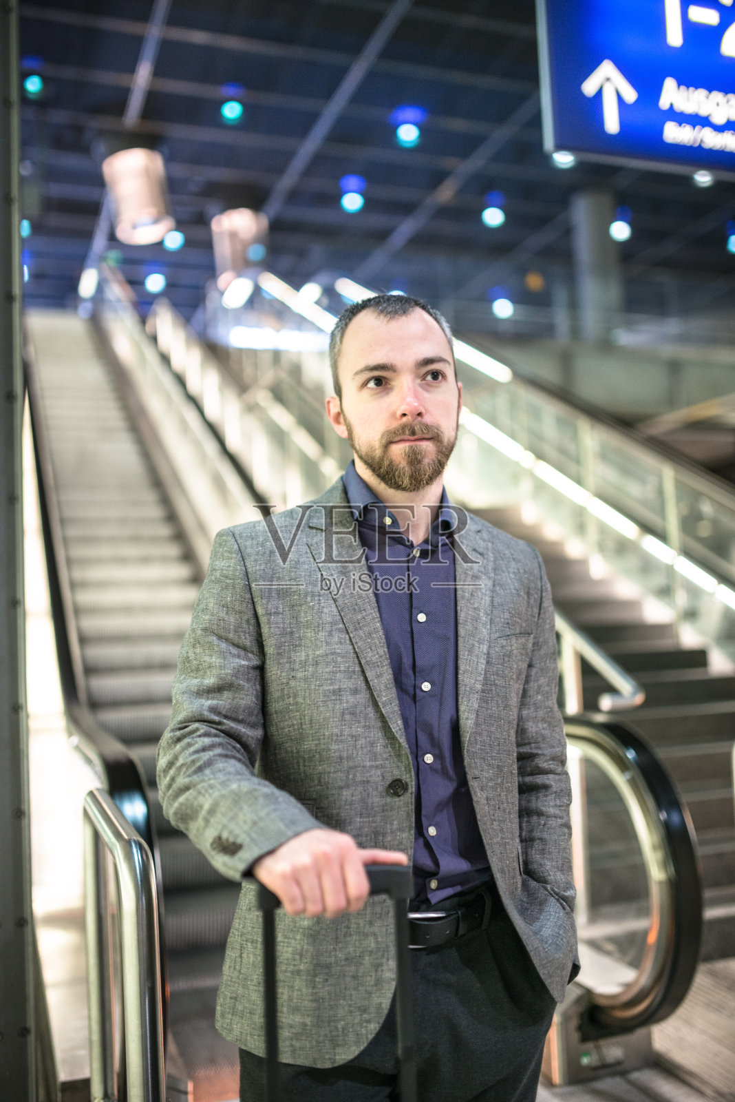 商人在车站的月台上等着火车照片摄影图片