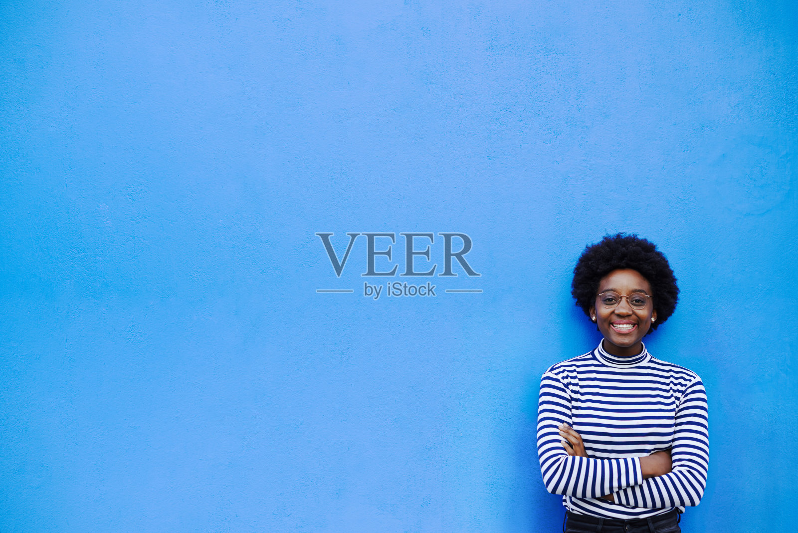 她会让你皱眉照片摄影图片